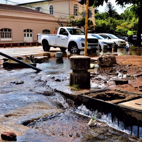 Ruptura de conduta inunda cruzamento da Avenida 25 de Setembro em Maputo