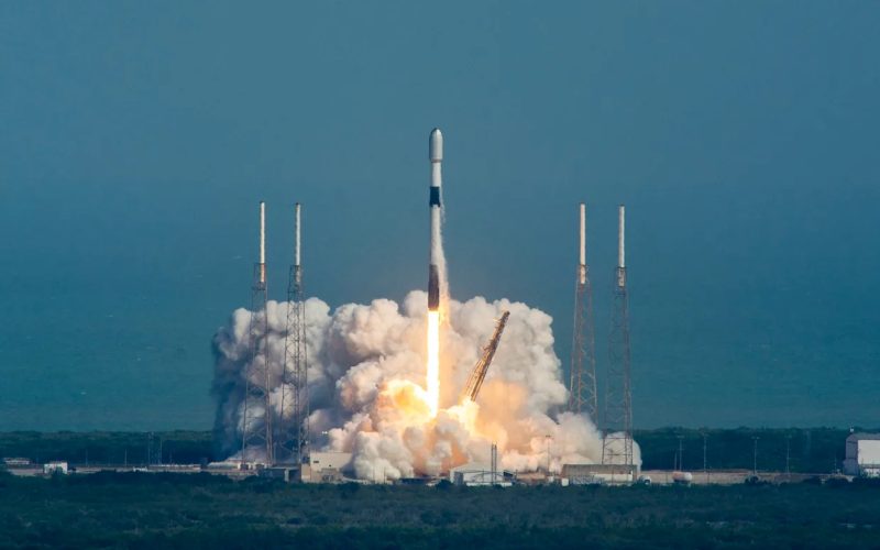 SpaceX autorizada a colocar mais 7.500 satélites Starlink em órbita