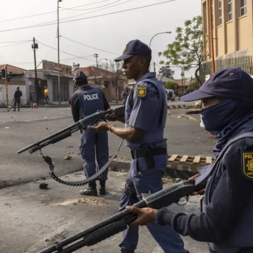 Suspeitos de assalto a transporte de dinheiro são mortos em tiroteio com a polícia sul-africana