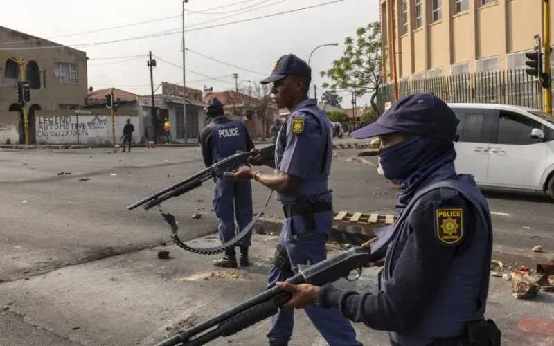 Suspeitos de assalto a transporte de dinheiro são mortos em tiroteio com a polícia sul-africana