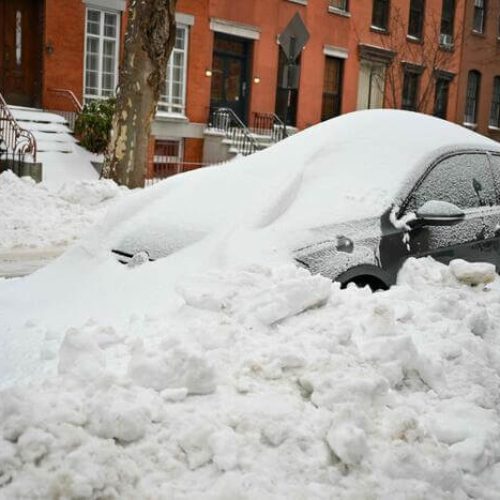 Tempestade de inverno congela rios e paralisa comunidades nos Estados Unidos