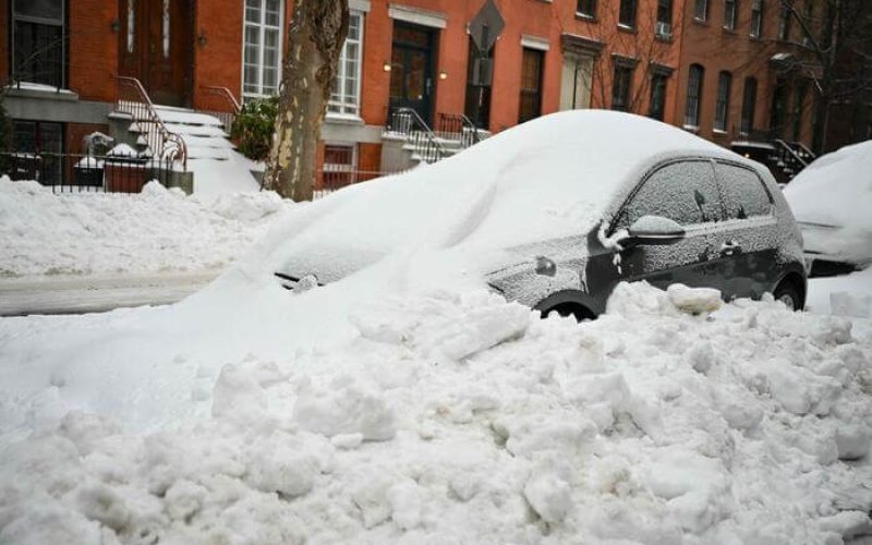 Tempestade de inverno congela rios e paralisa comunidades nos Estados Unidos