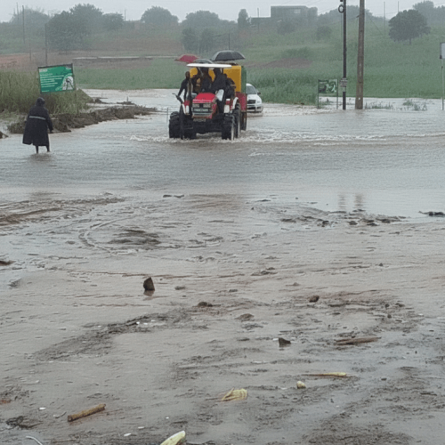 Tractor de passageiros capota após ser arrastado por correnteza no rio Matola