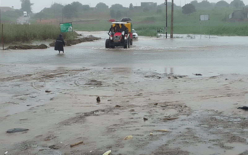 Tractor de passageiros capota após ser arrastado por correnteza no rio Matola
