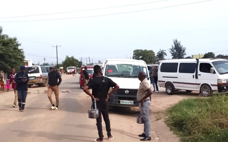 Protestos paralisam transporte em Matola por causa de estrada em péssimas condições