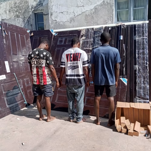 Três detidos por roubo de 55 portas em Quelimane