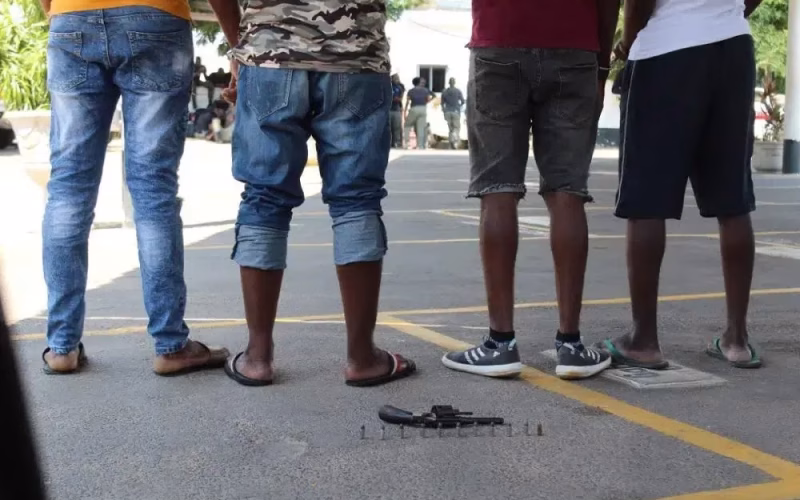 Três indivíduos presos por porte ilegal de arma em Maputo