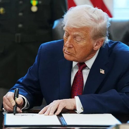 Trump decreta emergência nacional para proteger receitas de petróleo da Venezuela