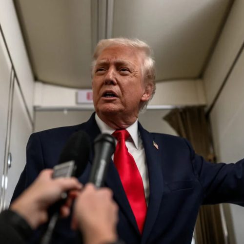 Trump lança acção judicial contra a BBC exigindo 10 mil milhões de dólares
