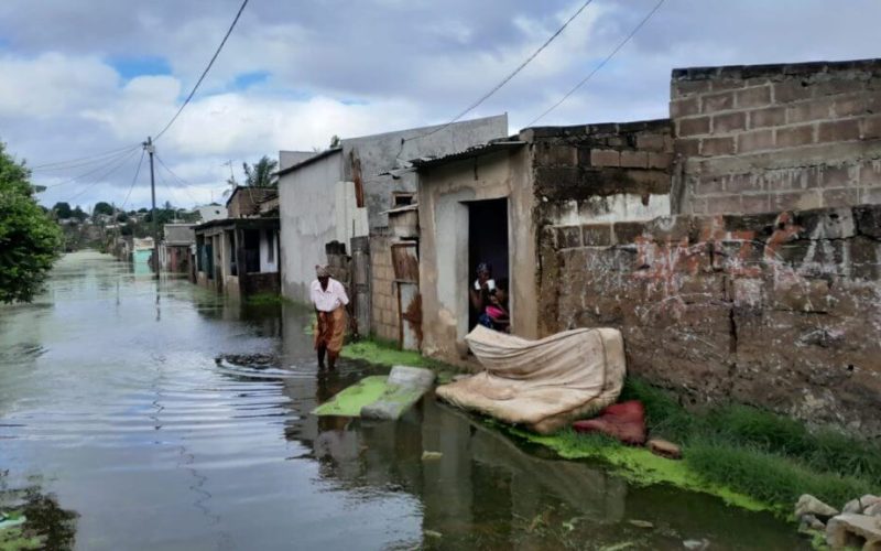 Vítimas das cheias em Gaza abandonam abrigos e colocam vidas em risco